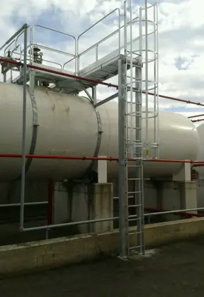 Сходи мосту та пішохідні доріжки