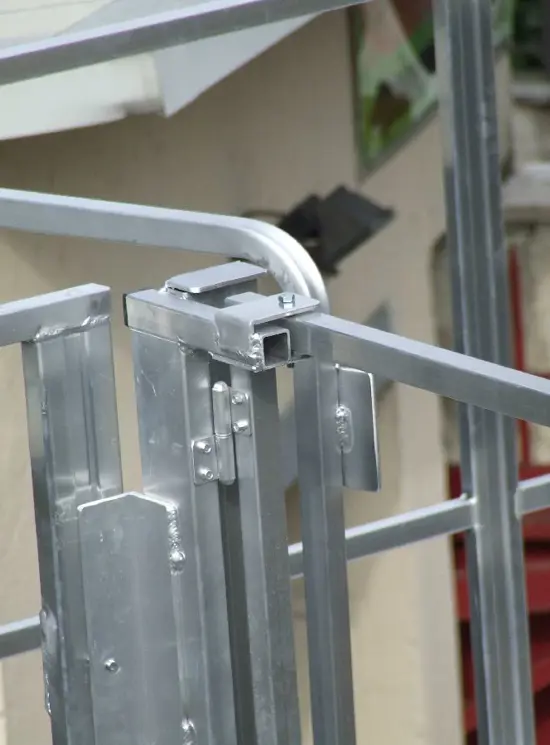 Платформа для обслуговування транспортних засобів