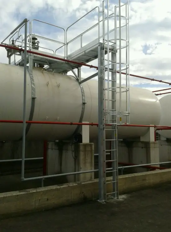 Сходи мосту та пішохідні доріжки